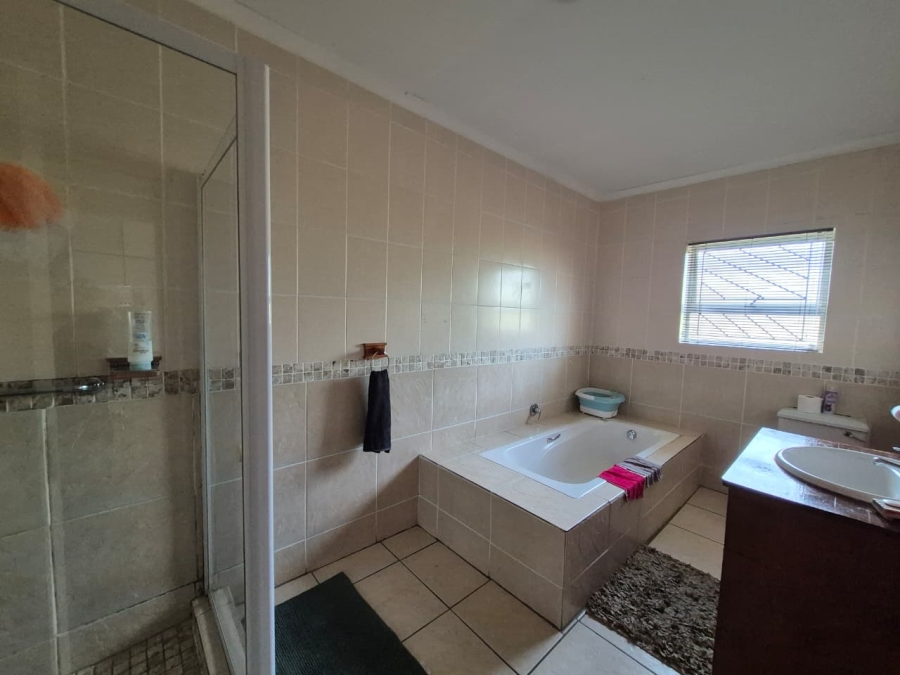 4 Bedroom Property for Sale in Langerug Western Cape
